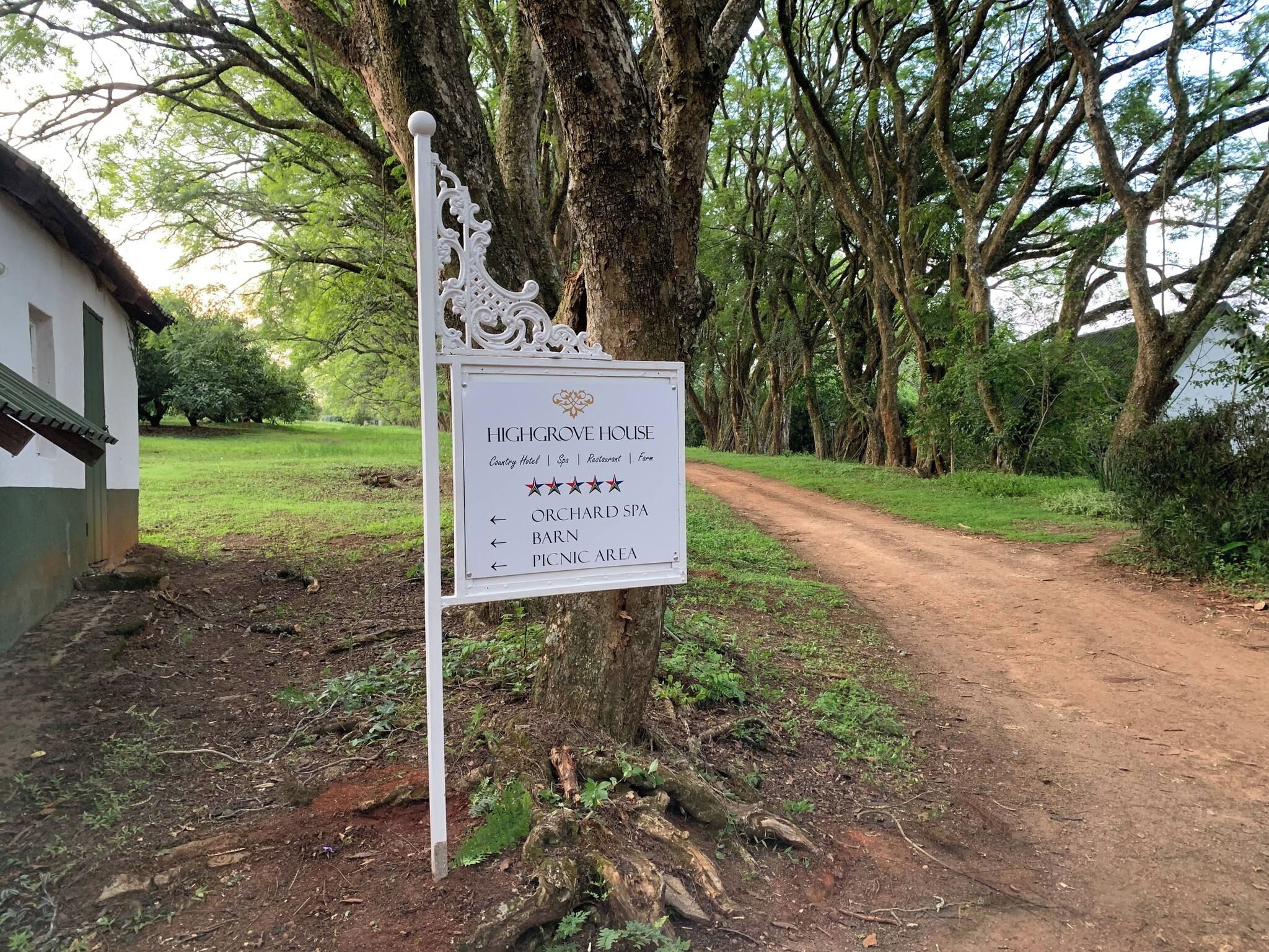 Un panneau indiquant l’emplacement de Highgrove House, une propriété de campagne qui comprend un spa, un restaurant et une ferme.