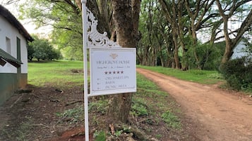 Un panneau indiquant l’emplacement de Highgrove House, une propriété de campagne qui comprend un spa, un restaurant et une ferme.