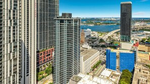 Exterior - NEW   High-Rise 1BR Den  Rooftop Pool   Gym 402 (Miami)