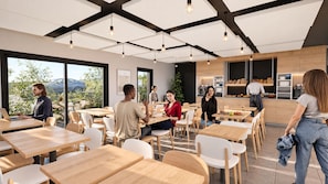 Een moderne eetruimte met houten tafels en stoelen, grote ramen en een keuken op de achtergrond.