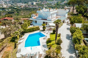 A modern two-story building with a swimming pool and outdoor seating area. - Villa Arpino - Four Bedroom Villa, Sleeps 8 (Vico Equense)