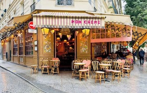 Een café met terras en een bord waarop 'MON CREME' staat.