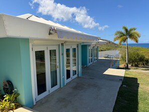 A coastal building with a covered walkway, large glass doors, and a view of the ocean. - Casa del Mirage
Private coastal estate
Private pool & ocean views (Fraile)