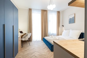 A hotel room with a bed, a desk, and a chair. - Armas 2 Stylowe Studio z Balkonem (Bydgoszcz)
