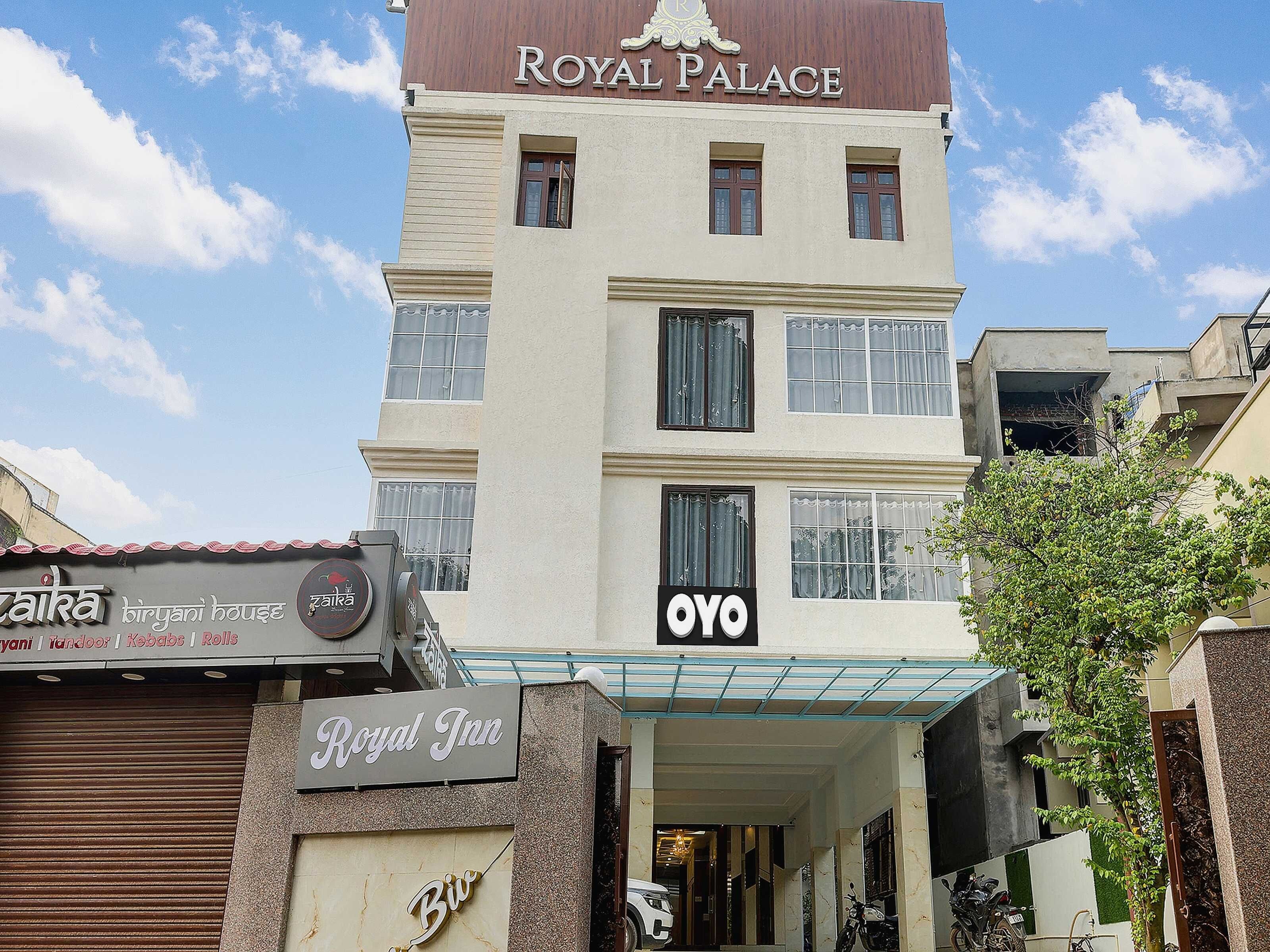 Un hotel llamado Royal Palace con un cartel de OYO y Biryani House.