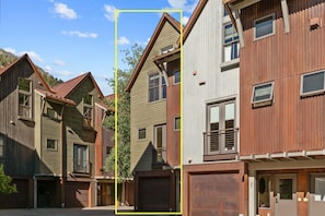 The Fairlee at Owl Meadows sits exclusively in the corner of the property for added privacy and views - The Fairlee at Owl Meadows - Elegant 3BR + Mountain Views (Telluride)