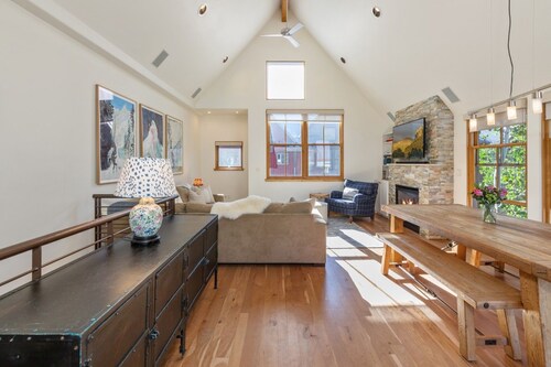 The Fairlee at Owl Meadows - Elegant 3BR + Mountain Views