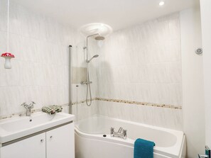 A bathroom with a shower, a bathtub, and a sink. - Moness Garden Studio (Aberfeldy)