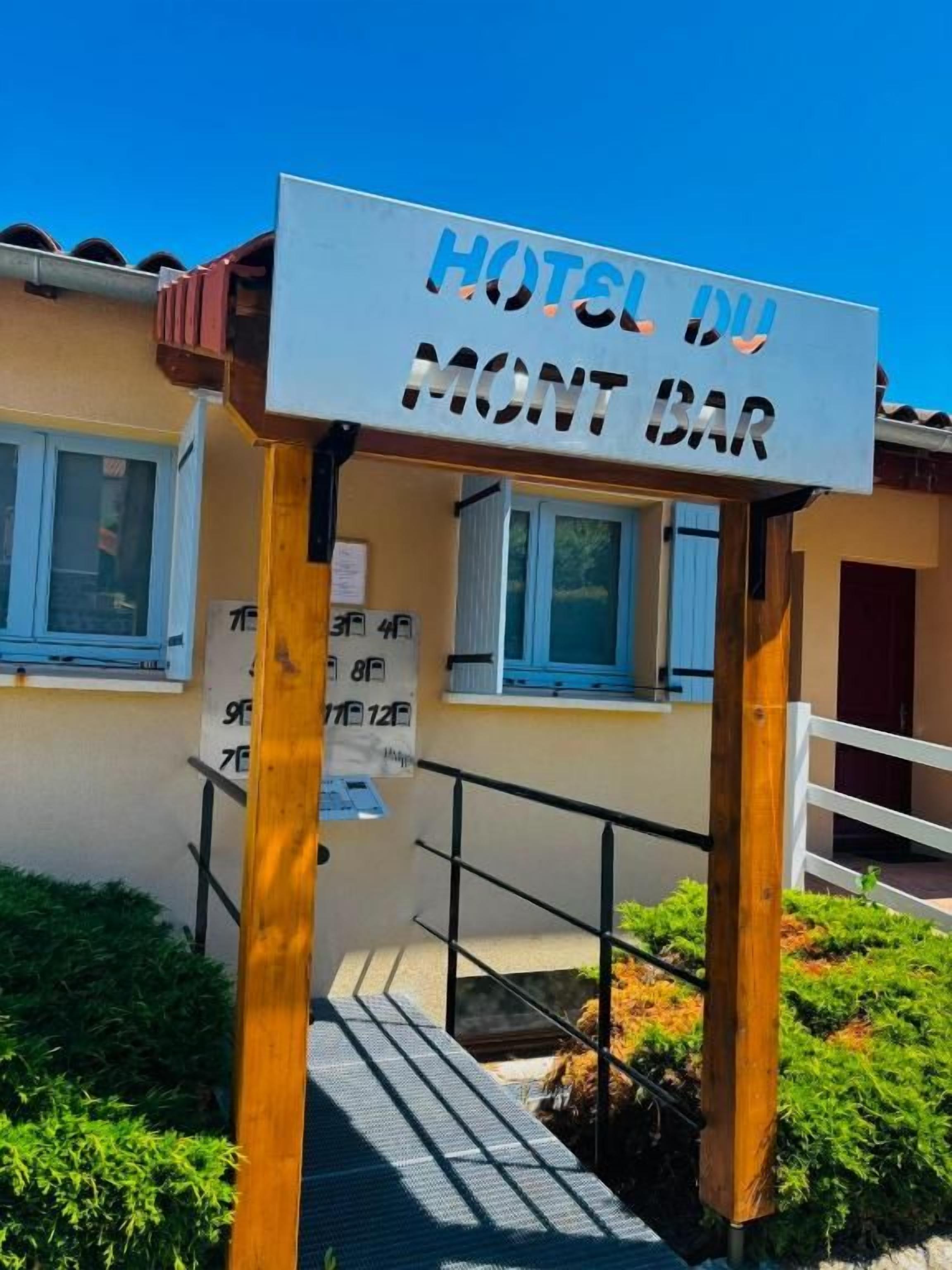 Entrada d'un hotel amb un cartell que diu 'HOTEL DU MONT BAR'.