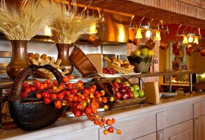 Un comptoir de cuisine agrémenté de divers aliments et d’éléments décoratifs.