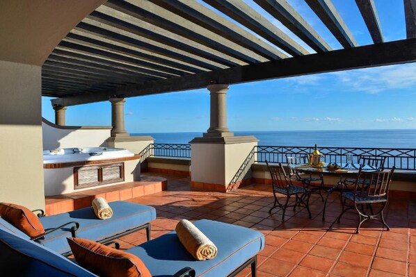 Outdoor dining - 1-bedroom junior suite in Pueblo Bonito Sunset Beach Resort Cabo San Lucas (Cabo San Lucas)