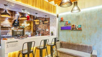 Un café con interior de madera, pared de ladrillo y un sofá.