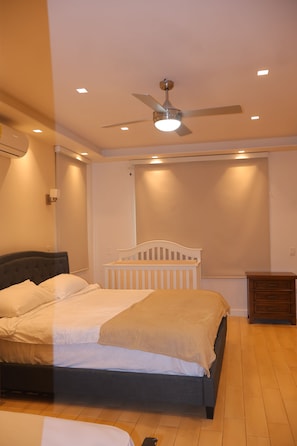A bedroom with a bed, a ceiling fan, recessed lighting, and a nightstand. - VILLA ALESSANDRA – TU ESCAPADA PERFECTA EN BAJO BOQUETE (bajo Boquete)