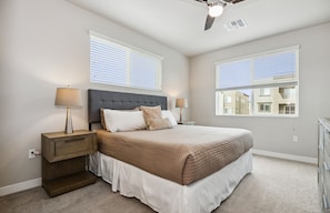 A bedroom with a large bed, two bedside tables with lamps, and a ceiling fan. - Lux 2 Bed Desert Ridge 2 Pools Gym 1 Mile to Mayo Clinic Shops Restaurants (Phoenix)