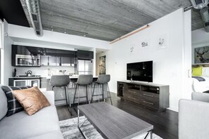 Een moderne woonruimte met keuken, eethoek en zitgedeelte.