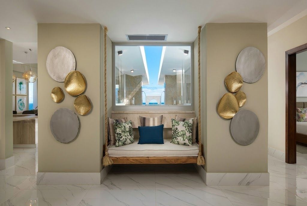 Ein modernes Interieur mit einer Bank, Wanddekoration und Blick durch eine Glastür.