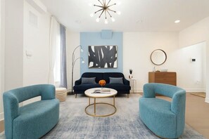 Living area - LUXURY 3BR GREYSTONE NEAR OBAMA CENTER - THE CARTER BLUE (Chicago)