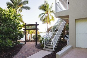 A pathway leading to a building with a sign that reads 'KOKOMO'. - Kokomo Keys - Waterfront & Heated Pool (Key West)