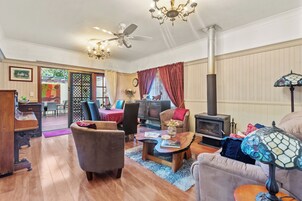 Un salón amplio con chimenea, un comedor con mesa y sillas, y una zona de estar acogedora con un sofá y sillones.