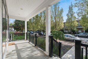 Property grounds - Luxury 6BR Townhome Duplex - Family Stay (Columbus)
