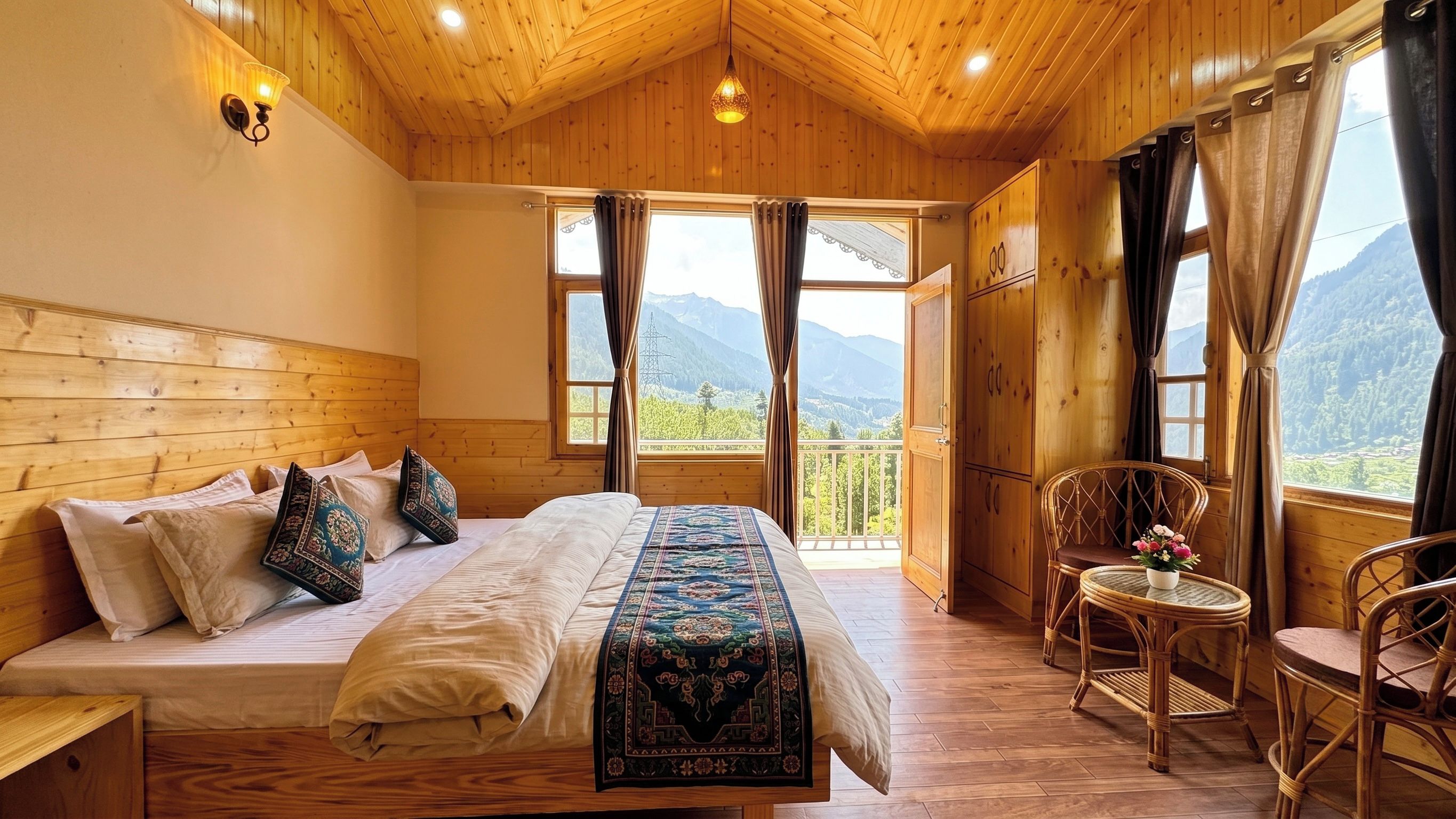 Una habitación de madera con una cama, una silla, una mesa y vistas a las montañas.