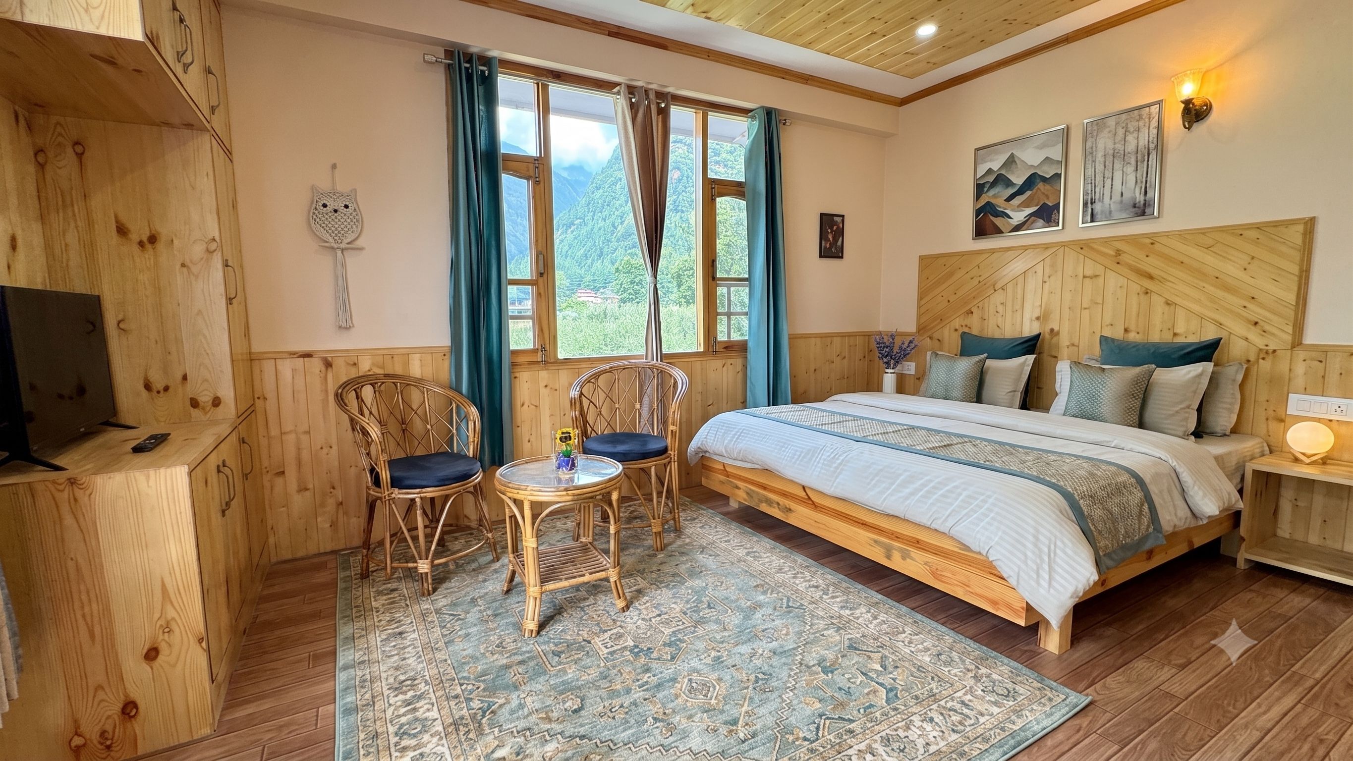 Una habitación con paneles de madera, una cama, dos sillones, una mesita y un televisor.