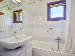 A modern bathroom with a white sink, a bathtub, and a shower. - Central apartment in Morzine - 5 guests (Morzine)