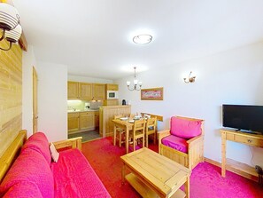 A compact living space with a dining area, a sofa, a television, and a kitchen. - Comfortable apartment, pets welcome - 4 guests (La Toussuire)