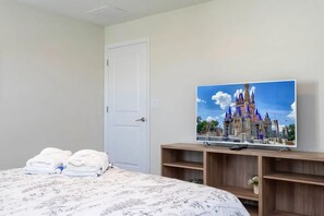 Room - 4BR Home With Private Pool & Disney Themes (Davenport)