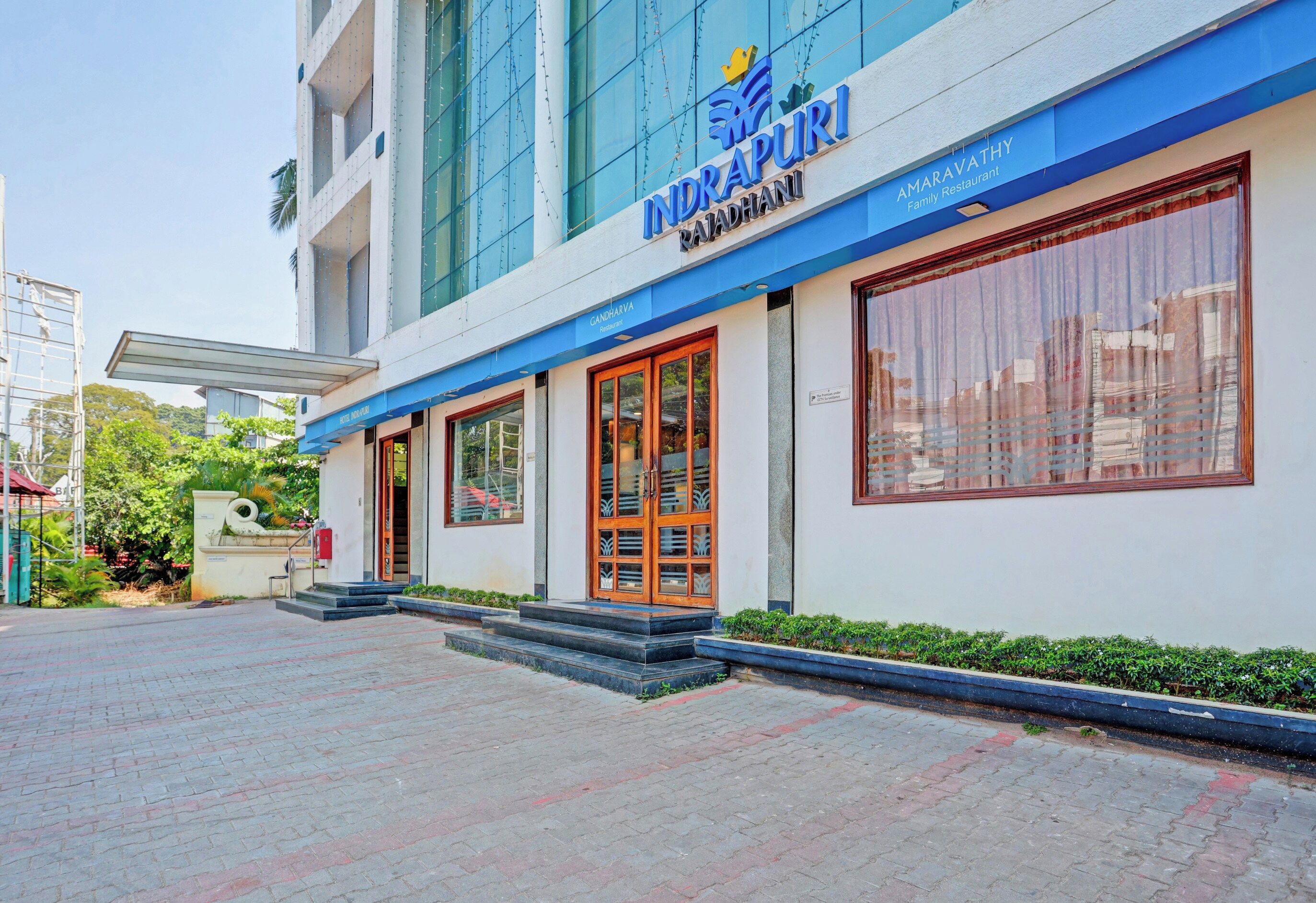 Un hotel con fachada azul y blanca, llamado 'INDRAPURI'.
