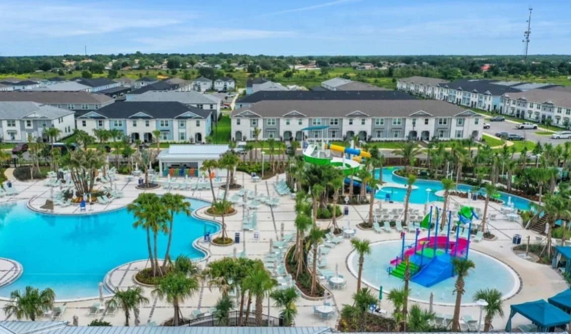 Un resort con varias piscinas, un parque acuático y una hilera de edificios tipo residencial.
