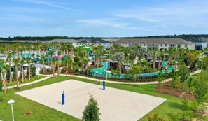Ein Resort mit Poolbereich, Wasserrutschen und einem Volleyballplatz.