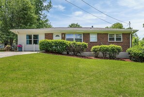 Welcoming Marietta home with easy self check-in and private entrance. Quiet, family-friendly neighborhood near parks, schools, and event venues—perfect for group stays and special occasions. - Lovely Truist Retreat | Cozy 4 Bed with Fire Pit (Marietta)