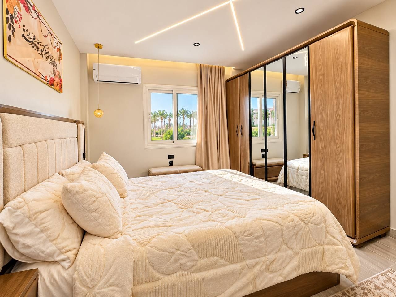 Una camera da letto con un letto grande, un armadio e una finestra vista.