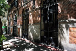 A building with a brick facade, large black metal gates, and a number '45' sign. - 100 m² of luxury in the heart of the Salamanca neighborhood. (Madrid)