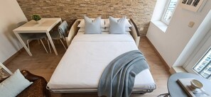 A bedroom with a bed, a desk, and a chair. - Charming Loft in the Heart of the Salamanca Neighborhood (Madrid)