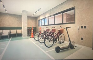 A parking area with bicycles and an electric scooter. - Beau Studio, with a view of the sea in the iconic Rio Vermelho neighborhood (Salvador)