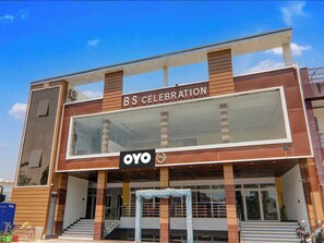 Un edificio con un letrero que dice 'BS CELEBRATION' y un logotipo 'OYO'.