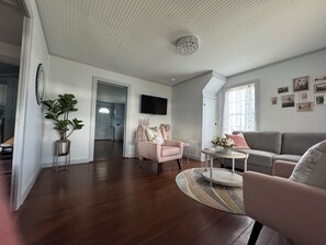 Comfortable, cozy living room. - Serene 1880's farmhouse near Round Top (Fayetteville)