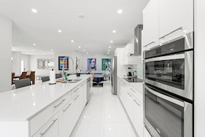 Private kitchen - Casa Oasis | Fire Pit | Heated Pool | Pool Table (Miami)