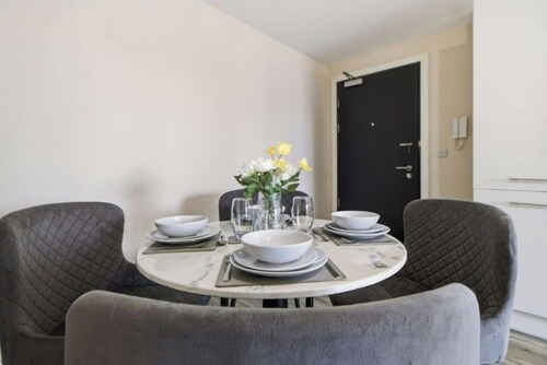 Modern Central Flat | Parking | Old Trafford