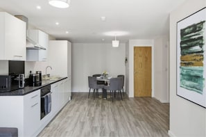 Private kitchen - Central Apartment | Parking | Old Trafford (Greater Manchester)
