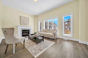 Living area - Lake Wilcox 5 Bedroom 3.5 Bath Stunning Home (Richmond Hill)