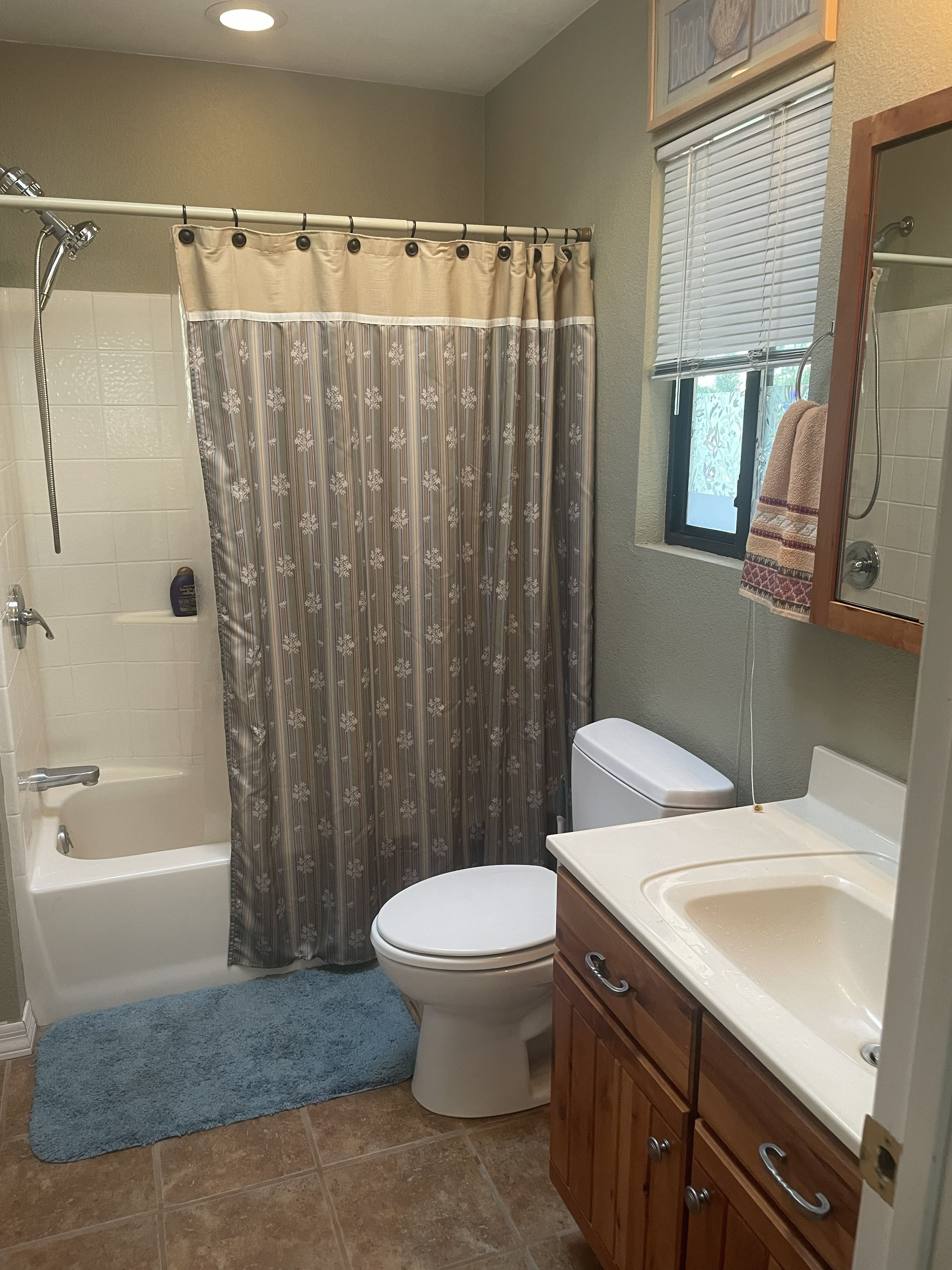 Un baño con bañera, inodoro y lavabo.