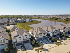 A residential area with houses, a river, and a clear sky. - Elegant 3BR Townhome Private Yard & 2-Car Garage (Richmond)