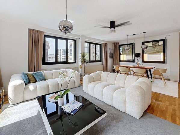 Una sala de estar moderna con un sofá, una mesa de centro y un comedor.