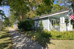 A residential house with a porch, a pathway leading to the front door, and a well-maintained lawn. - Charming 1920s Cargo District bungalow! Dog friendly & near downtown Wilmington (Wilmington)