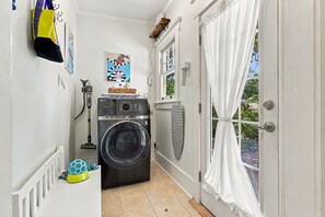 Interior - Charming 1920s Cargo District bungalow! Dog friendly & near downtown Wilmington (Wilmington)