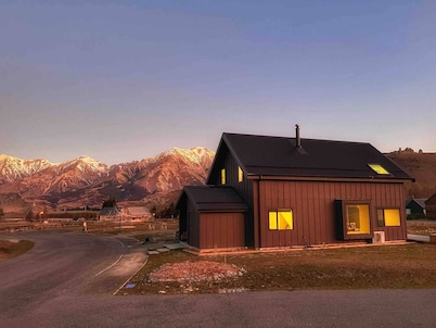 Hot Tub & Views. Brand New Mountain Home