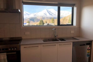 Cuina amb vistes per la finestra a muntanyes nevades.